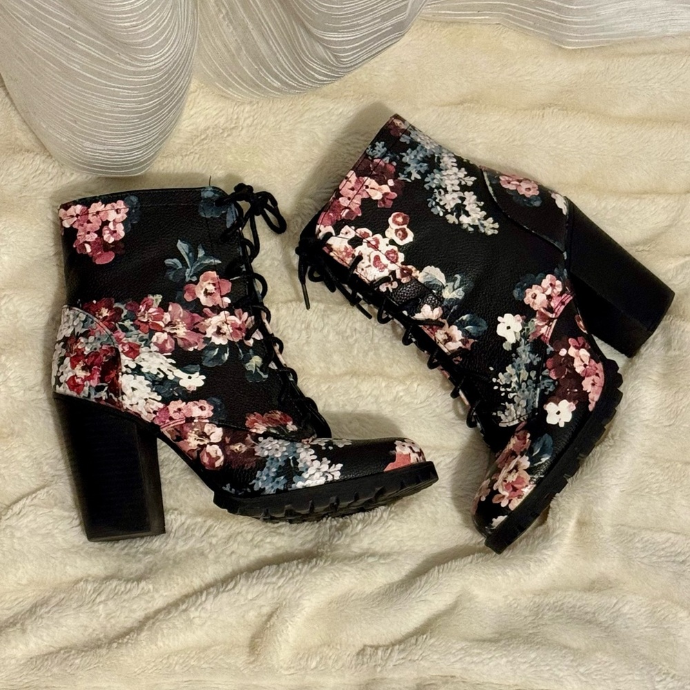 ❗️Like NEW❗️Floral Faux Leather Heeled Combat Boots - Size 8